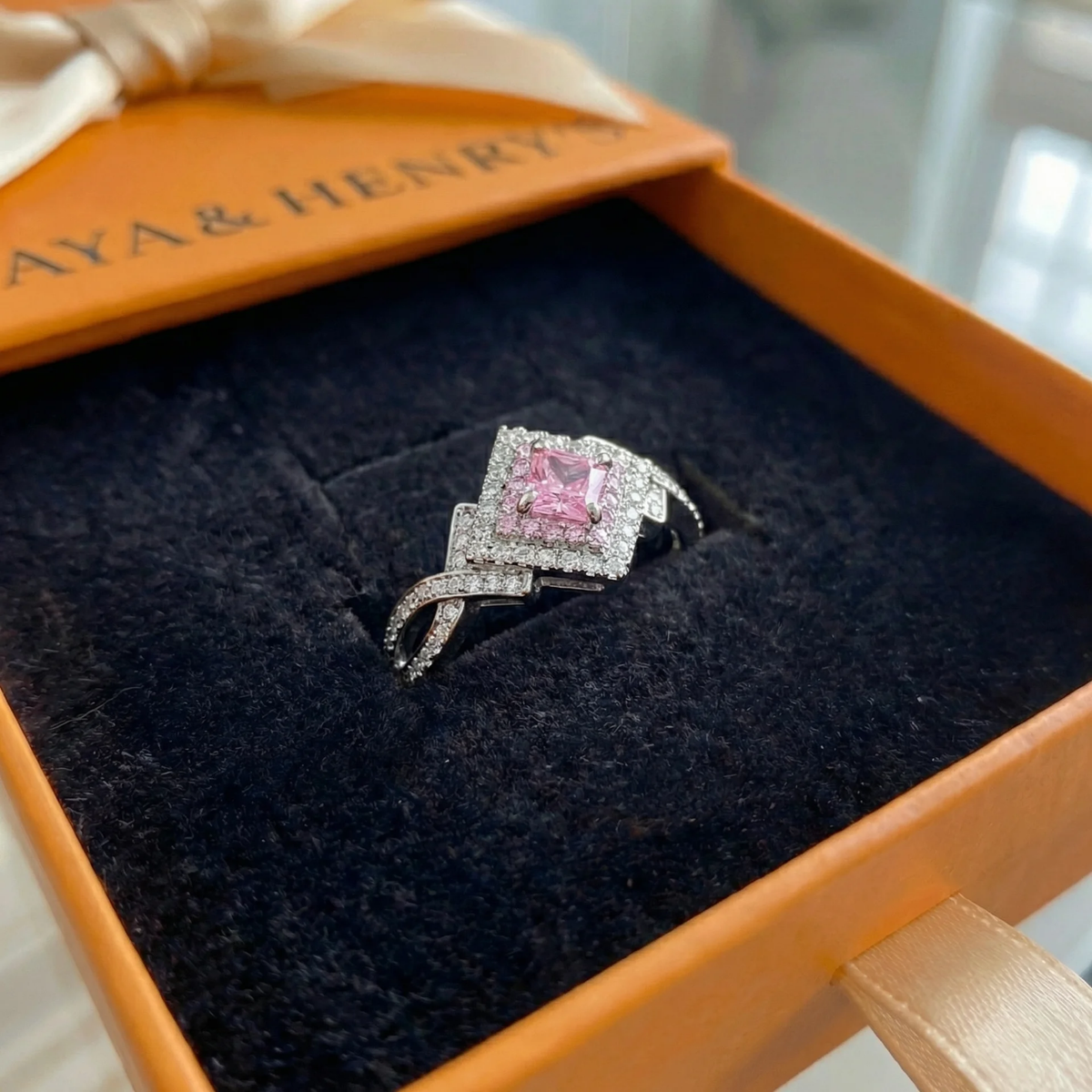 Kwadratowy pierścionek Couture Pavé | Białe złoto