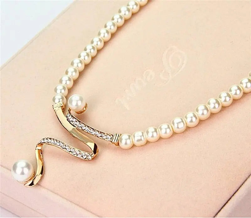 Zestaw naszyjnika i kolczyków z naturalnymi perłami