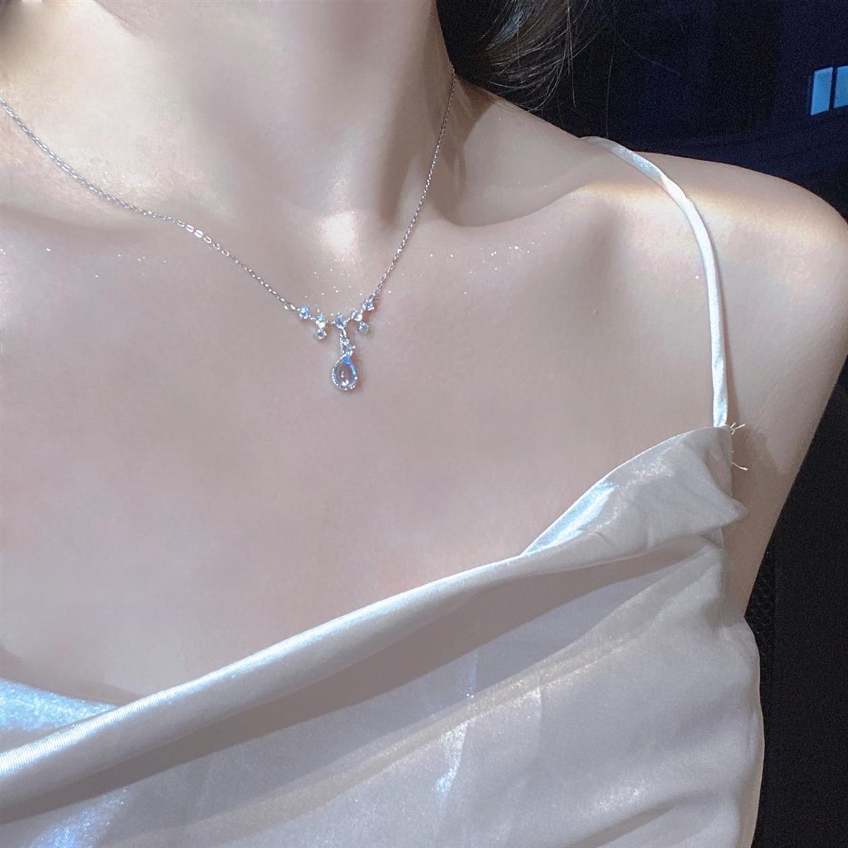 Wisiorek ze sztucznym diamentem „Pricilla“