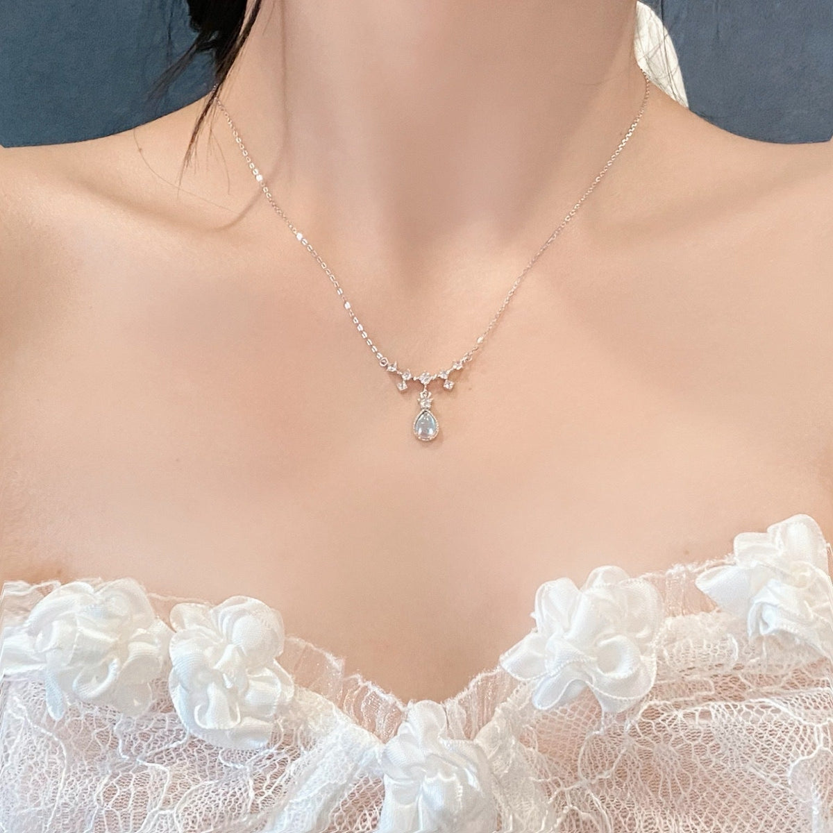 Wisiorek ze sztucznym diamentem „Pricilla“