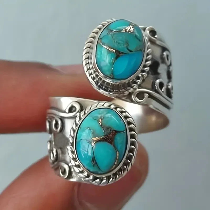 Elegancki vintage pierścionek z turkusem i krzyżykiem
