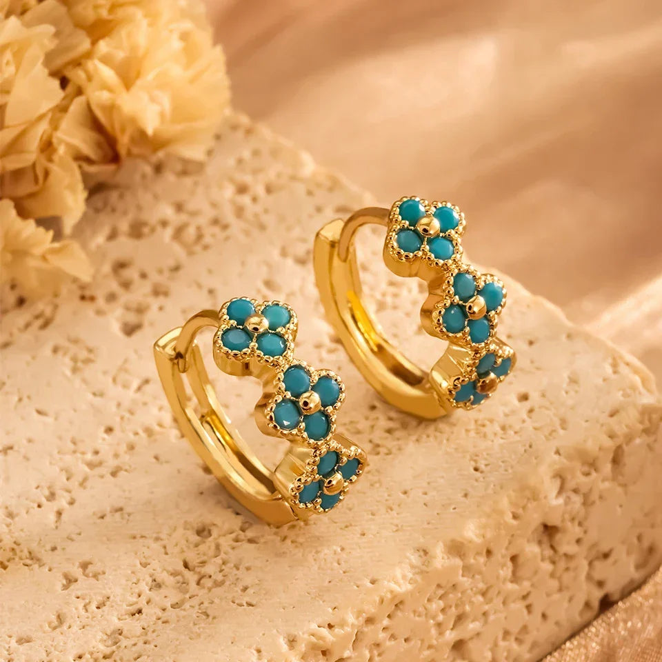 Stylowe kolczyki-koła w niebieskie kwiaty z turkusem