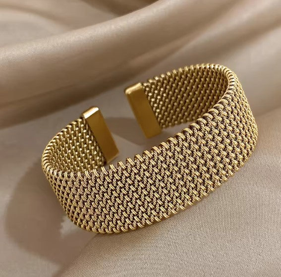 Elegancka pleciona bransoletka z otwartym wzorem
