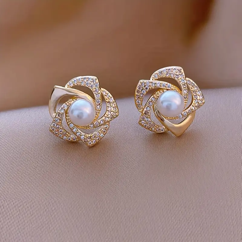 Eleganckie błyszczące spiralne kolczyki z perłą