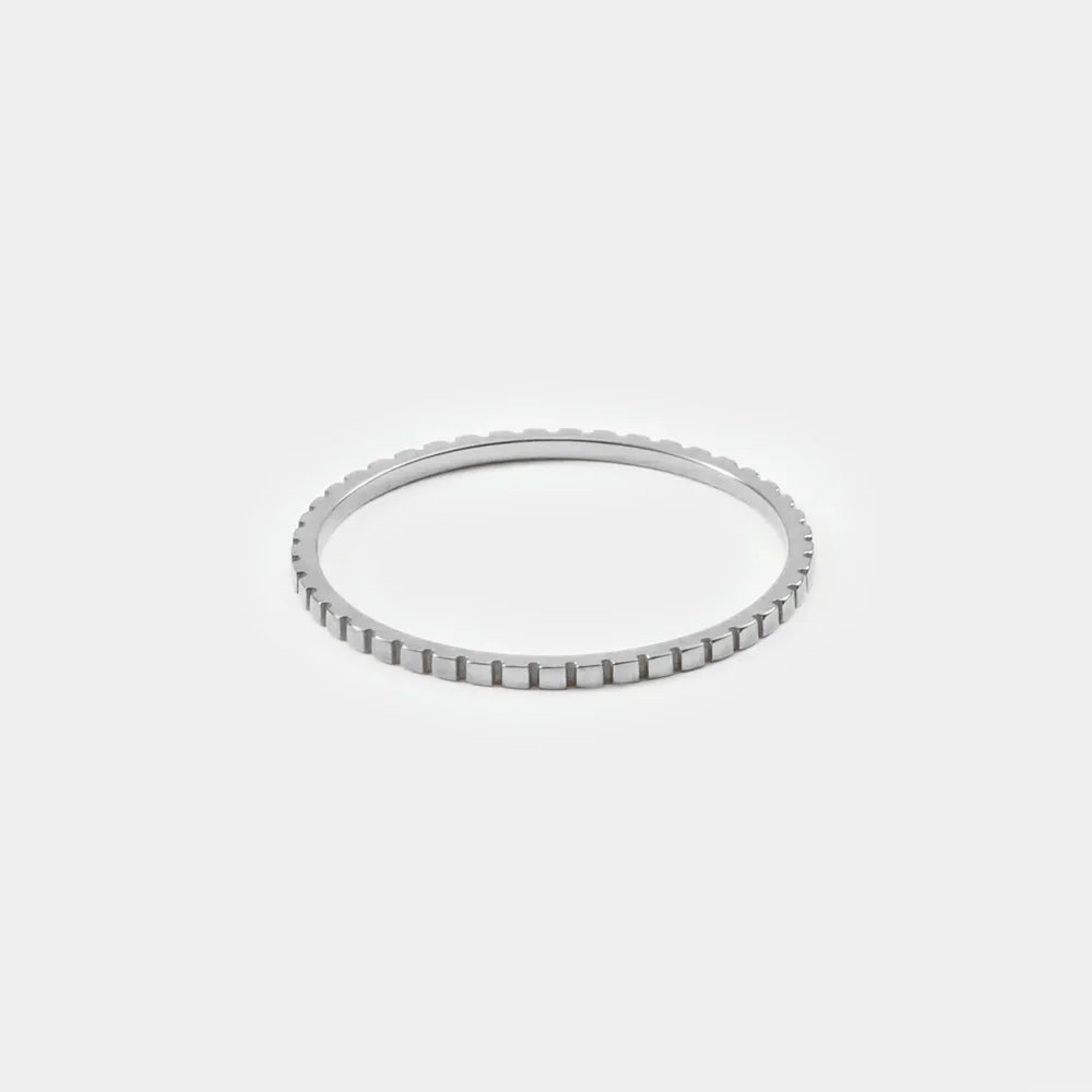 Wdzięczny złoty pierścionek Sola