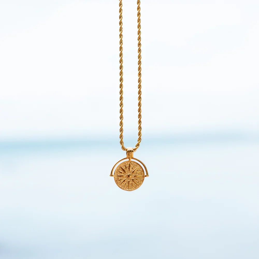 Naszyjnik Solara z lśniącym wisiorkiem słońca