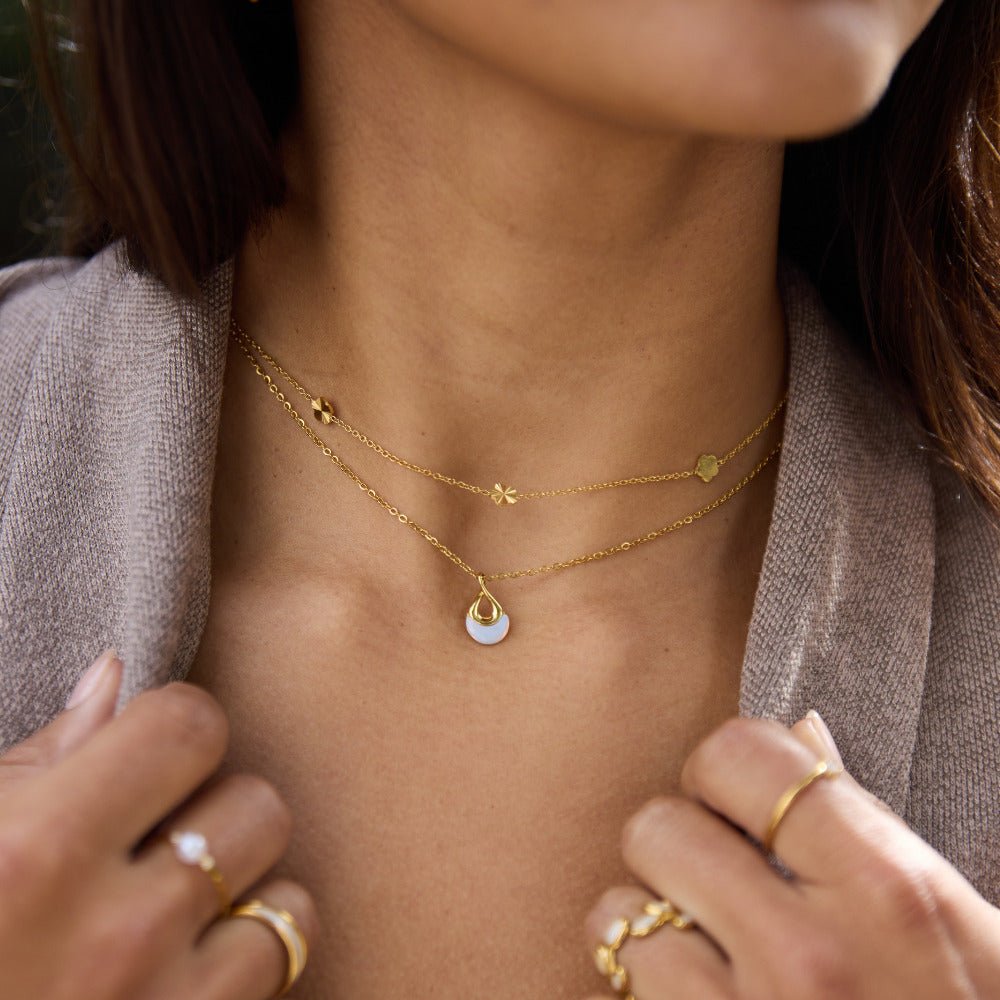 Łańcuszek z wisiorkiem białego kamienia „Tiffany“