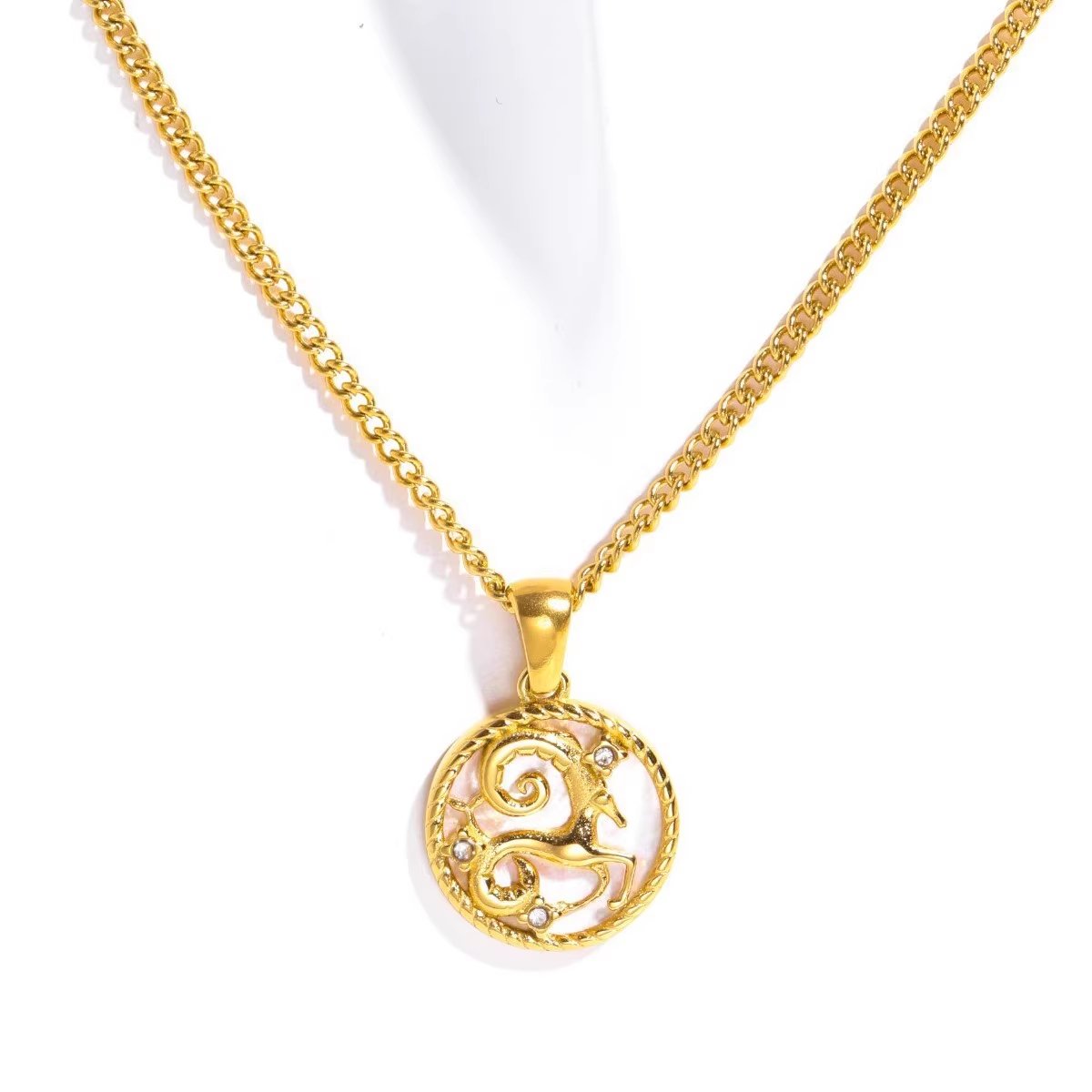 Łańcuszek z białą muszelką i monetą zodiaku „Regina“